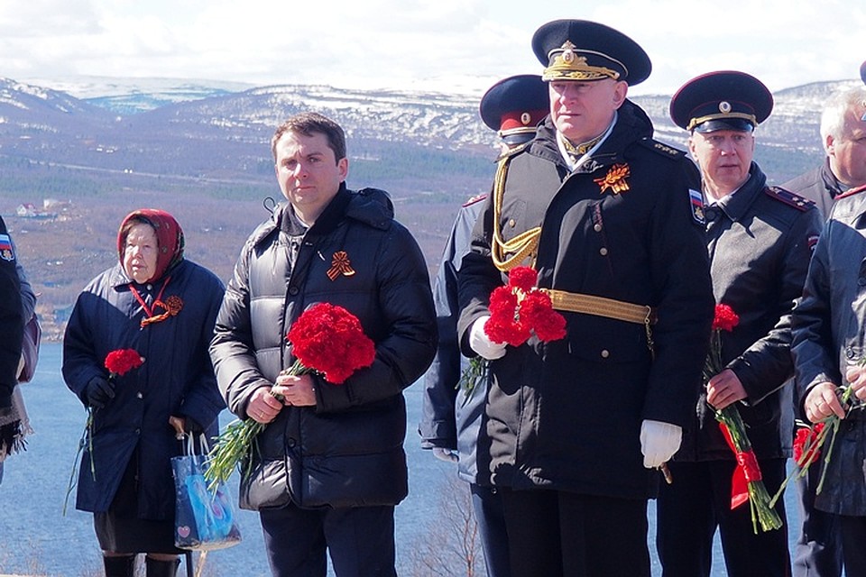 Врио губернатора Андрей Чибис и глава ВМФ Николай Евменов возложили цветы к мемориалу. Фото: Виктор КОСТРОВ