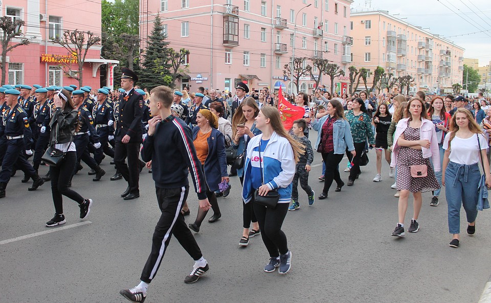 Участников парада в Москве сопровождали толпы восторженных горожан Фото: Владимир ФРОЛОВ