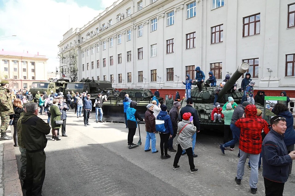 Военная техника всегда вызывает повышенный интерес. Причем не только у мужчин всех возрастов Фото: Мария ЛЕНЦ