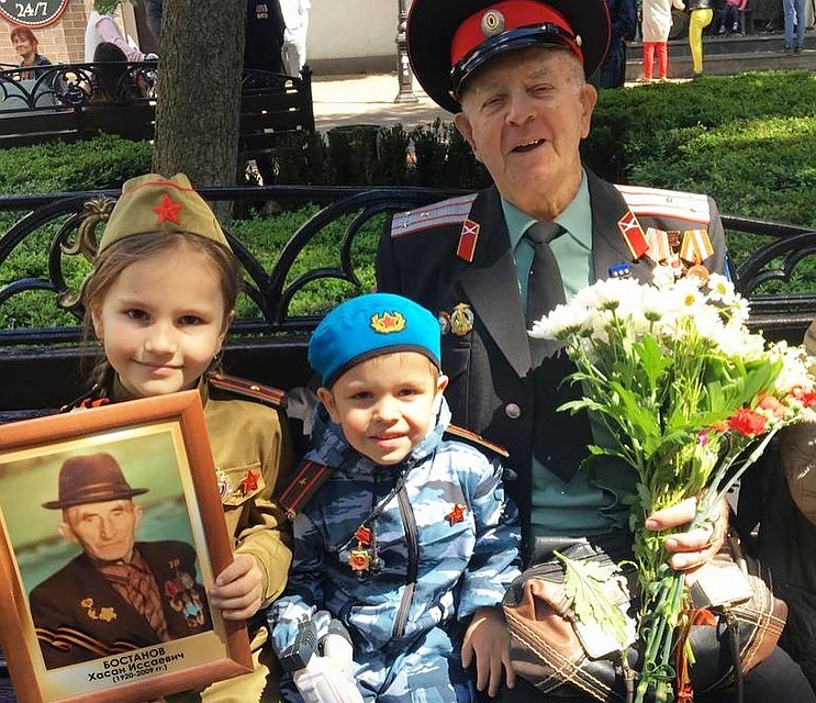 С портретами родственников - участников Великой Отечественной войны, пришли, как старшее поколение, так и дети. Фото: instagram.com/aminaboston