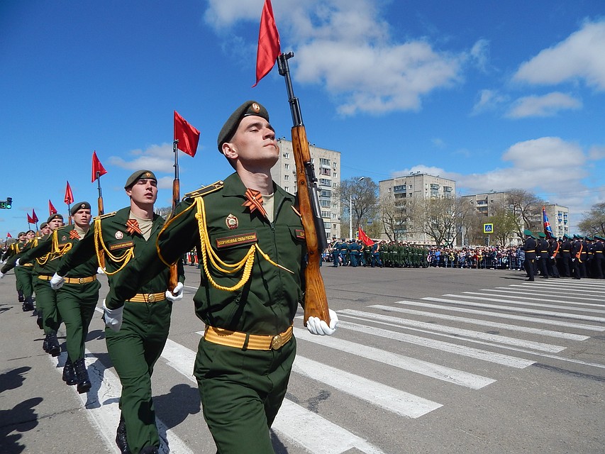 С погодой во время парада Благовещенску повезло. Фото: Юлия ГОМАН
