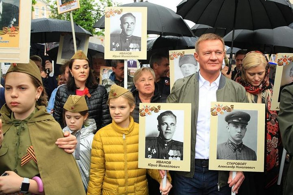 Глава региона нес в руках портреты своих дедушек