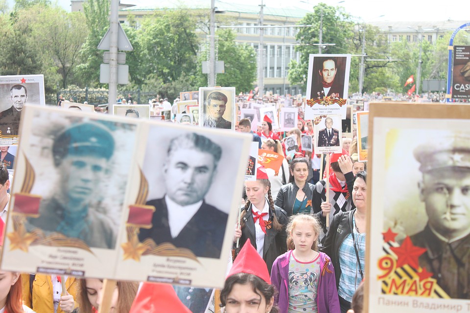 Правда о войне будет жить, пока по улицам городов всего мира будет идти Бессмертный полк Фото: Никита МАКАРЕНКОВ, Павел ХАНАРИН