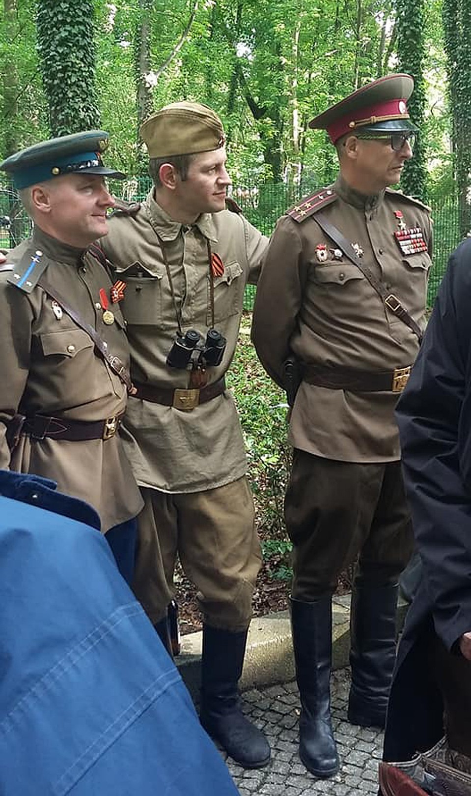 Немцы обрядились в советскую военную форму времен войны Фото: Сергей ПОНОМАРЕВ