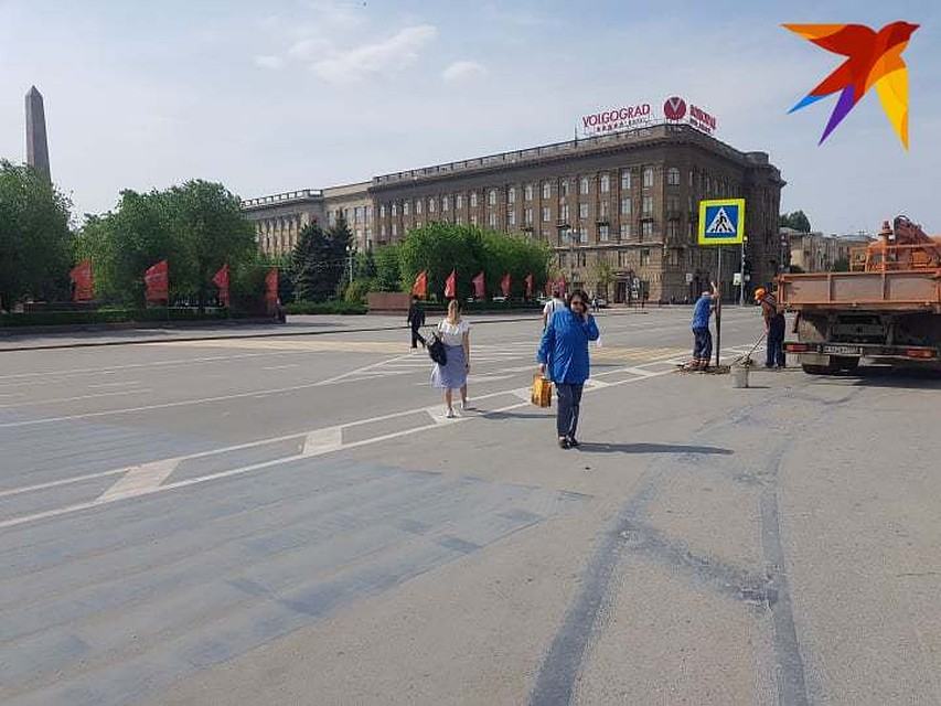Спустя пять дней на площади начали устанавливать новые знаки. Фото: Екатерина СИМОХИНА