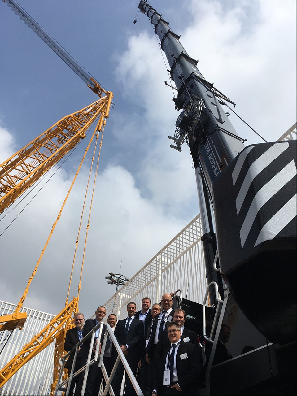 На фото – мобильный кран с телескопической стрелой Liebherr из стали Quend 1100
