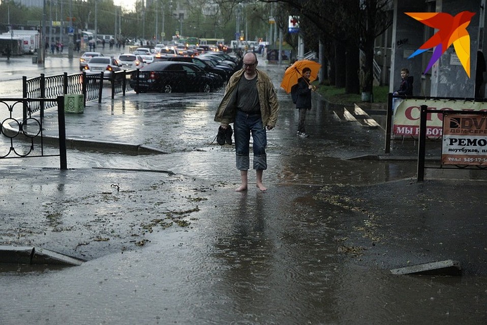 Многие шли по городу босиком Фото: Алексей БУЛАТОВ