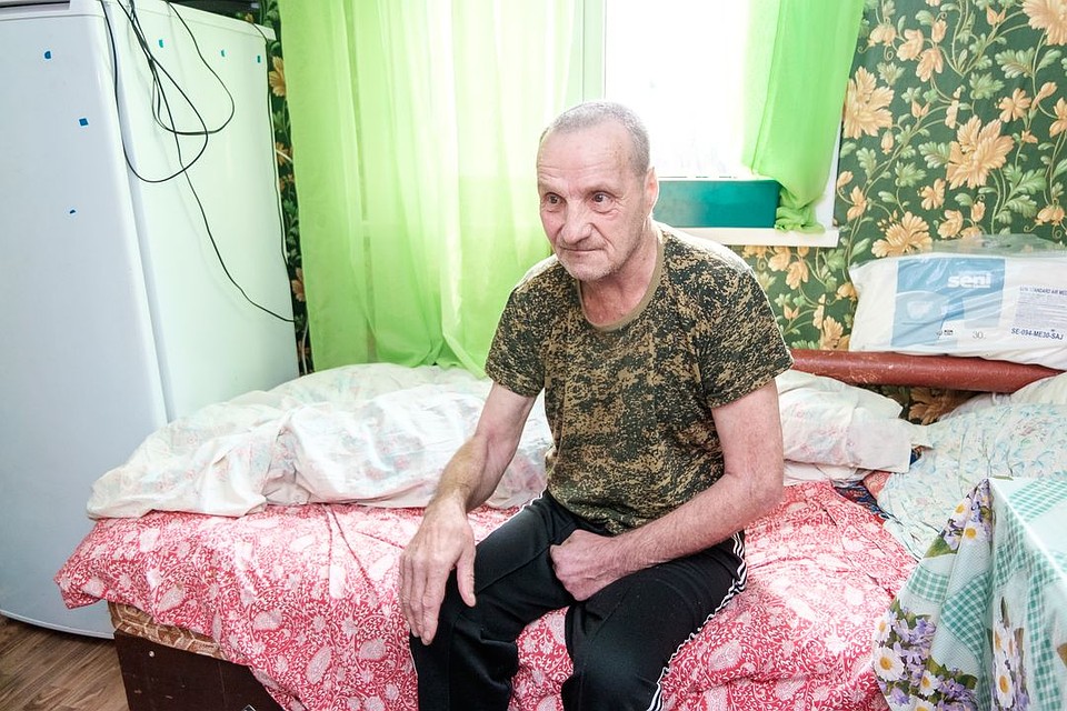 Это дед Карл, одна нога у него не двигается. Раньше выпивал, курил, здесь - бросил. Фото: Даба ДАБАЕВ
