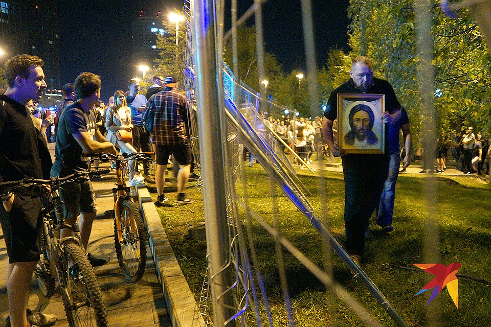 Ситуация со строительством храма в Екатеринбурге чудом не переросла в массовую потасовку. Фото: Алексей БУЛАТОВ