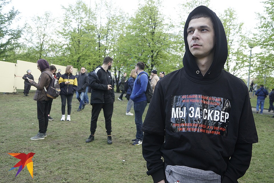 Противники уничтожения сквера ради строительства храма в Екатеринбурге. Фото: Алексей БУЛАТОВ