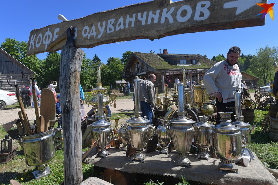 Народ тянется за кошельками, набирая чудодейственные напитки Фото: Владимир ВЕЛЕНГУРИН