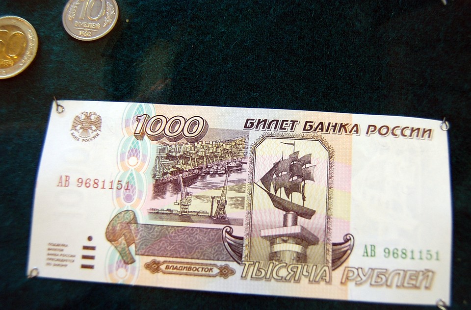 К слову о Дальнем Востоке сегодня. Недавно выпущена в обращение 2000 купюра с изображением столицы Приморского края. Илья Лагутенко со своей песней «Владивосток-2000» стал провидцем. Но этот город уже изображался на деньгах, правда иного достоинства. Фото: Юлия ХОЖАТЕЛЕВА