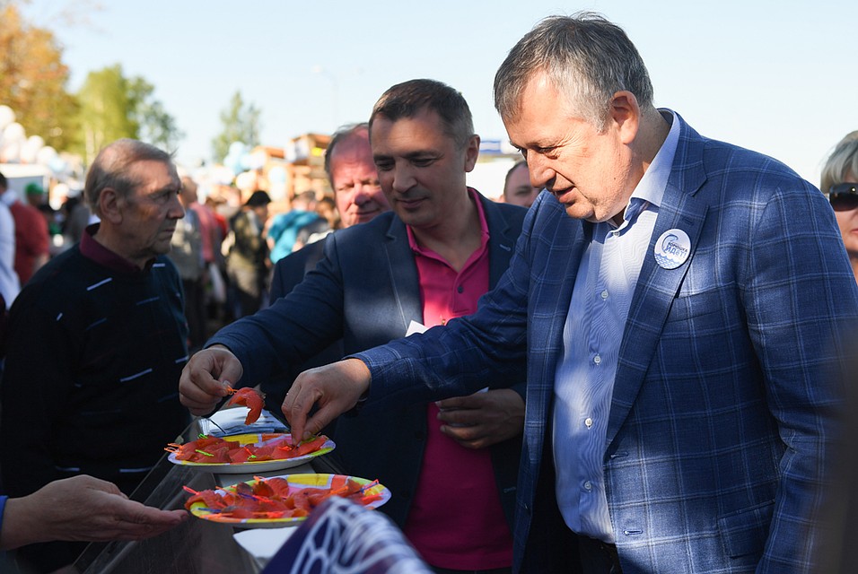 Александр Дрозденко предпочитает корюшку копченую и, конечно, классическую жареную. Фото: Пресс-служба Администрации Ленинградской области