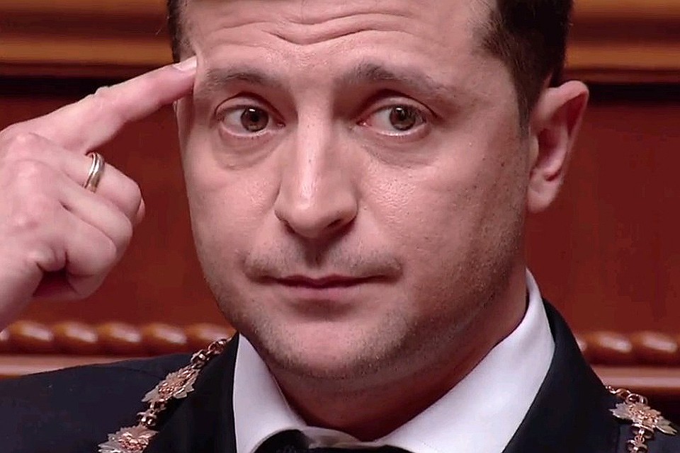Владимир Зеленский демонстрирует, где должна быть Европа у каждого украинца. Фото: YouTube