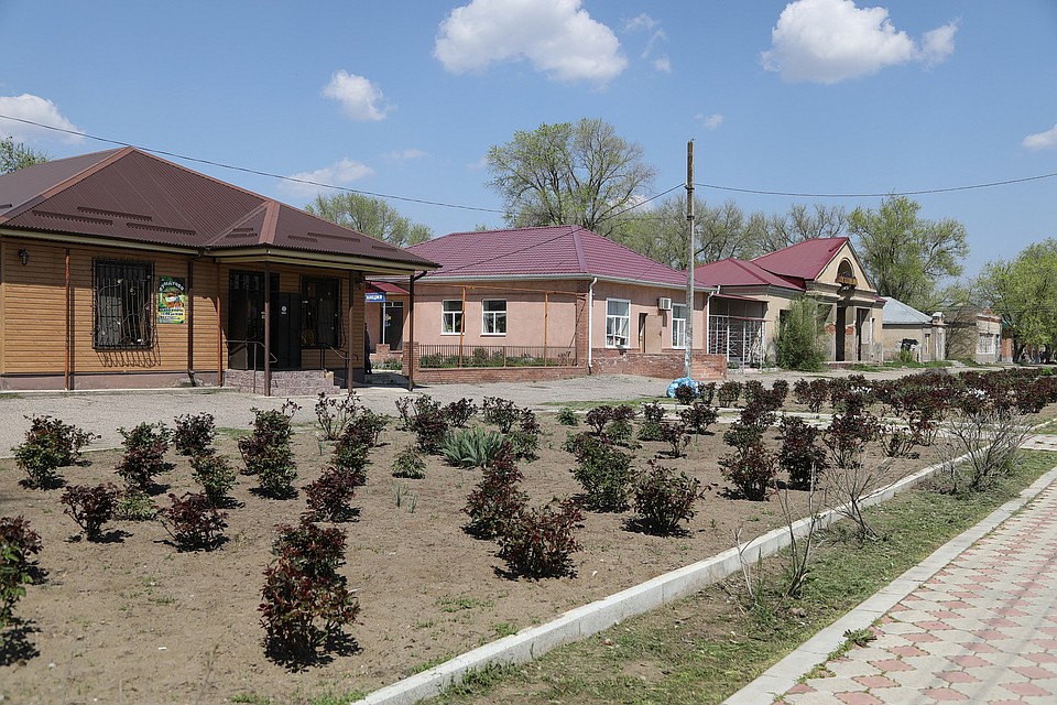 Розарий в центре села
