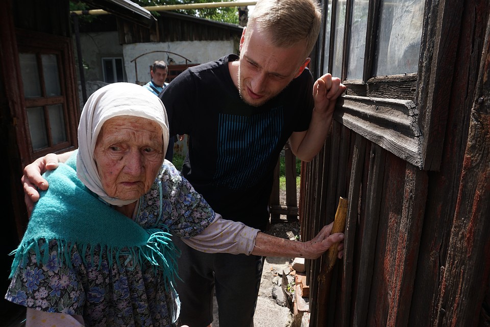 Бабушка выглядит испуганной, говорит с нами откровенно только тогда, когда рядом нет Лены. Фото: Юлия АНДРИЕНКО