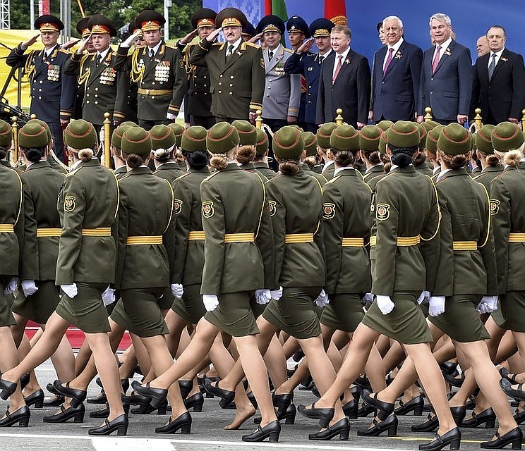 Несмотря на слетевшие туфли, девушки продолжали идти и не разбили строевую «коробку». Фото: Sergei Gapon/Pool Photo via AP