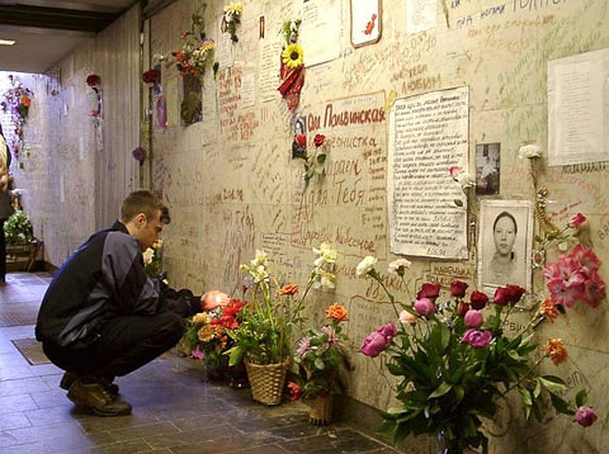 Первое время после трагедии переход на «Немиге» был мемориалом, который создали родственники и друзья погибших.
