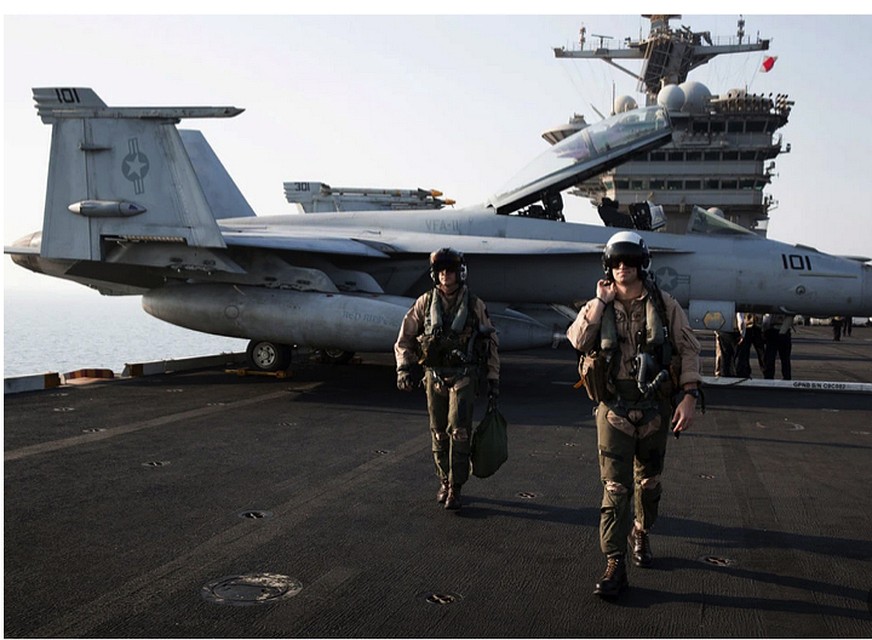 Истребитель-бомбардировщик F/A-18 Super Hornet на палубе авианосца Теодор Рузвельт.