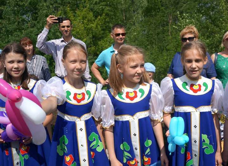 На концертных площадках гостей из столицы встречали дети. Фото: Павел Садков