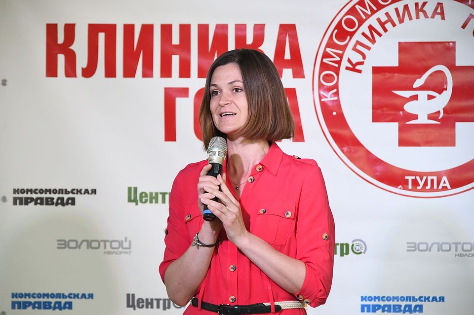 Пресс-секретарь министерства здравоохранения Тульской области Татьяна Каширская вручила статуэтки и дипломы победителям. Фото: Алексей ФОКИН.
