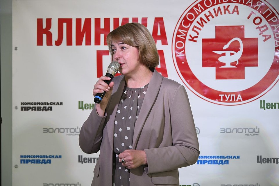 Главный врач «Тульской городской клинической больницы скорой медицинской помощи имени Д. Я Ваныкина» Ирина Рублевская вручила статуэтки победителям. Фото: Алексей ФОКИН.