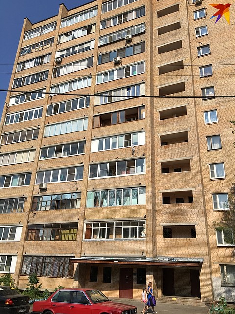 Два 12-этажных дома, в которых живут Насирдиновы и семья Кати, стоят в одном дворе. Фото: Александр РОГОЗА