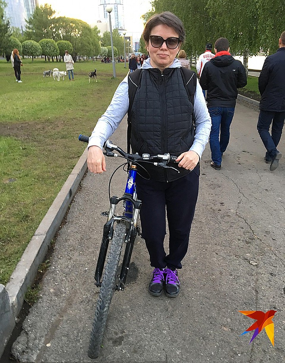 По скверу меня водит смм-щица Елена Бикташева, которая ещё в марте писала в «КП», что в Екатеринбурге назревает гражданское противостояние и просила «приехать защитить от православных сквер»... Фото: Ульяна СКОЙБЕДА