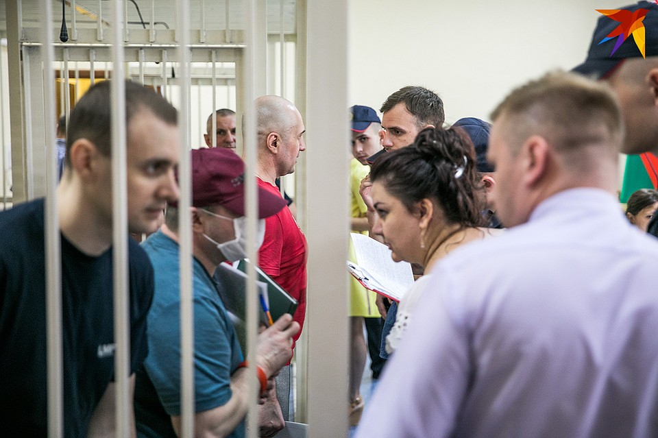 Обвиняемых защищает 17 адвокатов. Фото: Павел МАРТИНЧИК