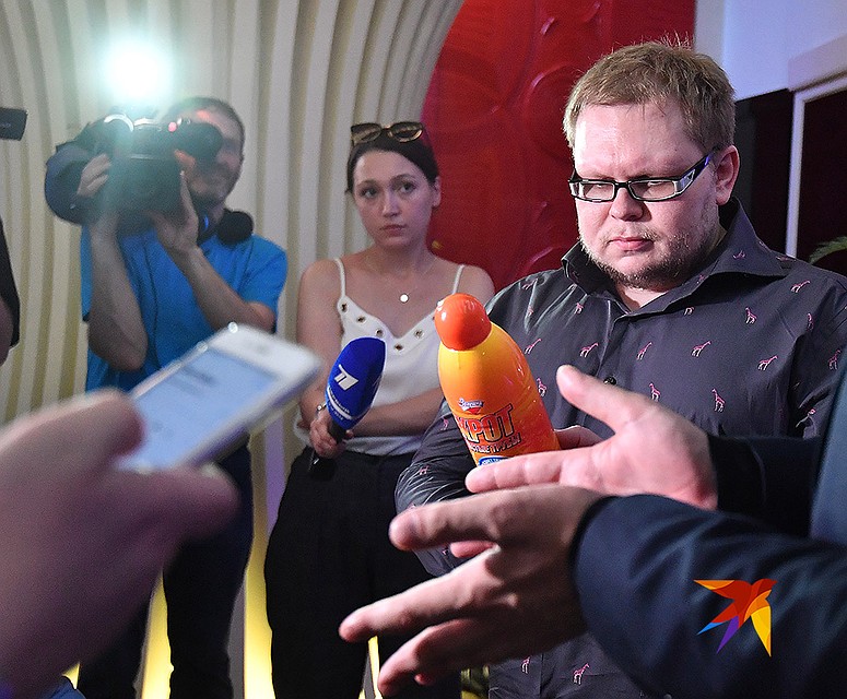 PR-директор Бари Алибасова Вадим Горжанкин держит в руках бутылку злосчастного "Крота". Фото: Виктор ГУСЕЙНОВ