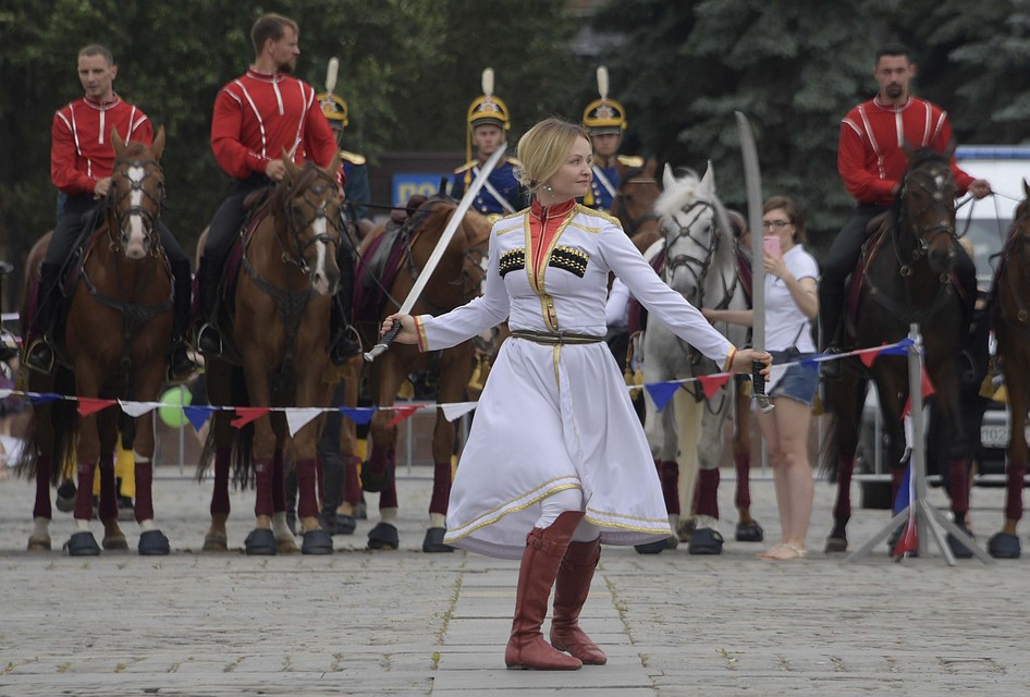 Владение шашкой всем гендерам покорно. Фото: Михаил ФРОЛОВ