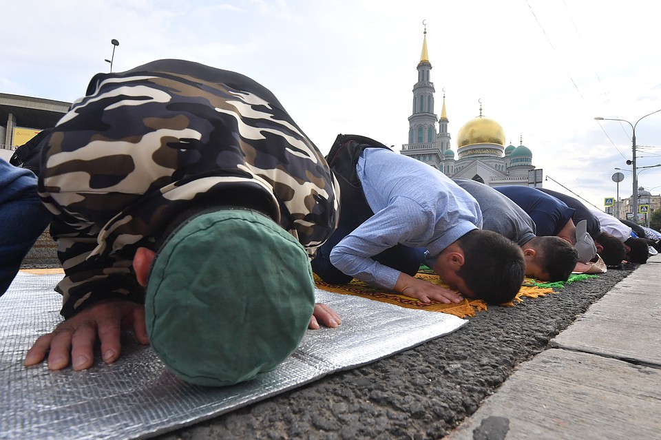 Гастарбайтеры тут чувствуют себя, как дома. Фото: Владимир ВЕЛЕНГУРИН