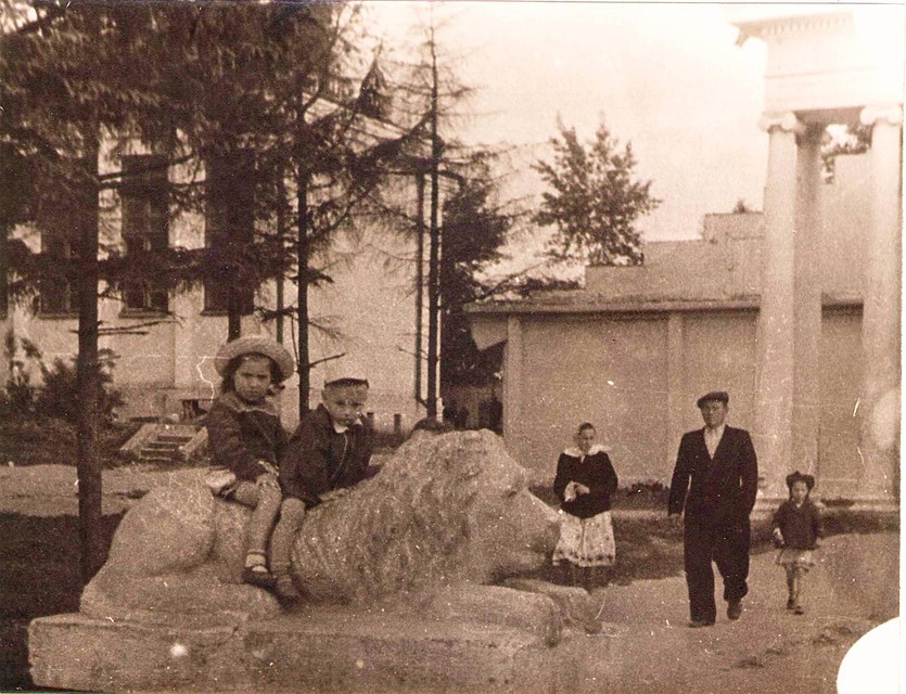 2. Львов у Триумфальной арки обожали дети. Фото: Архив Владимира Садовского