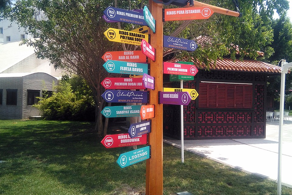 Указатели в отеле Фото: Мария МИШКИНА