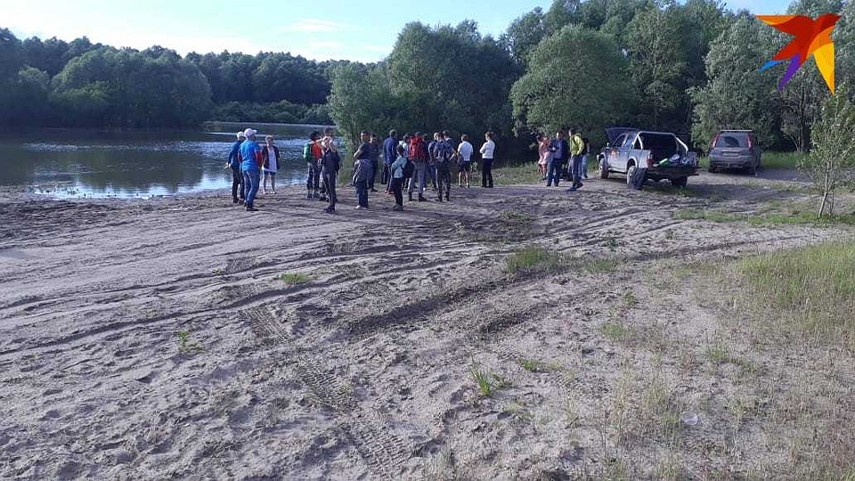 Друзья девушки собираются прочесывать лес, возле которого нашли угнанную иномарку.
