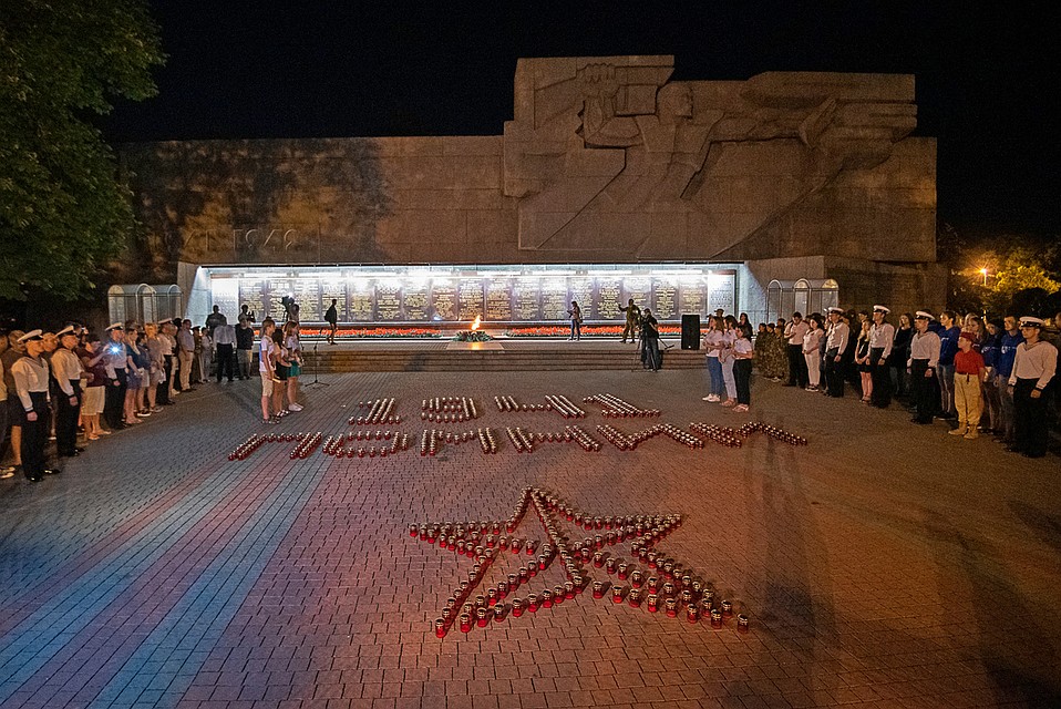 "Свеча памяти" для Севастополя - традиционная памятная акция. Фото: Анна САДОВНИКОВА