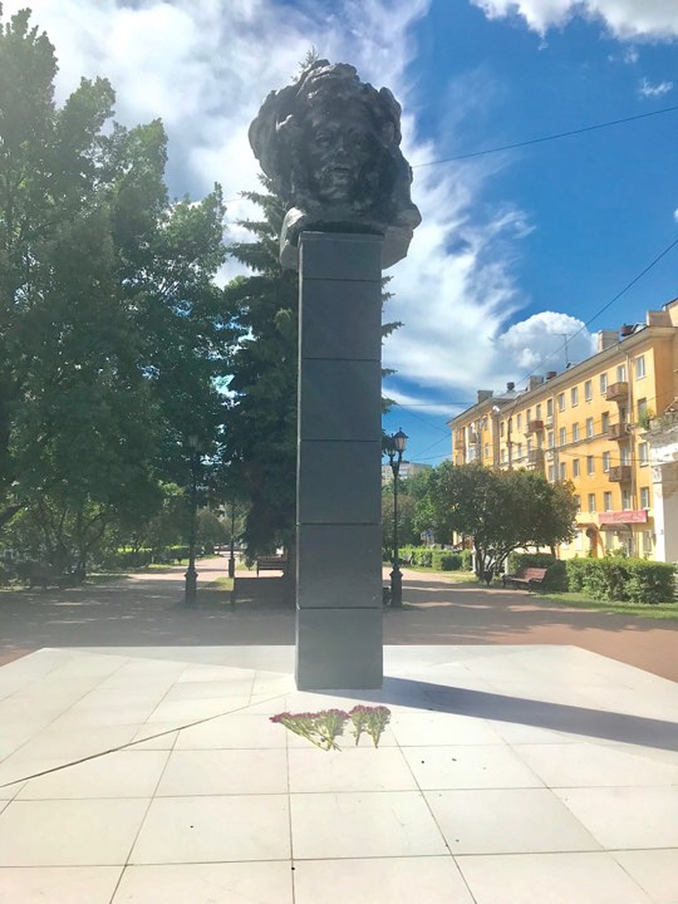 Пушкин, крашеный в черный цвет, теперь похож то ли на Медузу Гаргону, то ли на Мефистофиля. Фото: Татьяна РУМЯНЦЕВА