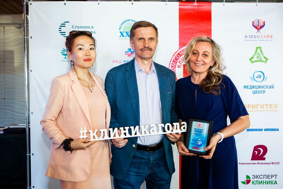 Представители «Амеда Клиник»: администратор Александра Очирова, генеральный директор Виталий Манкевич и эксперт проекта «Клиника года», главный врач, Инна Клубкова. Фото: Андрей ГАШЕВ