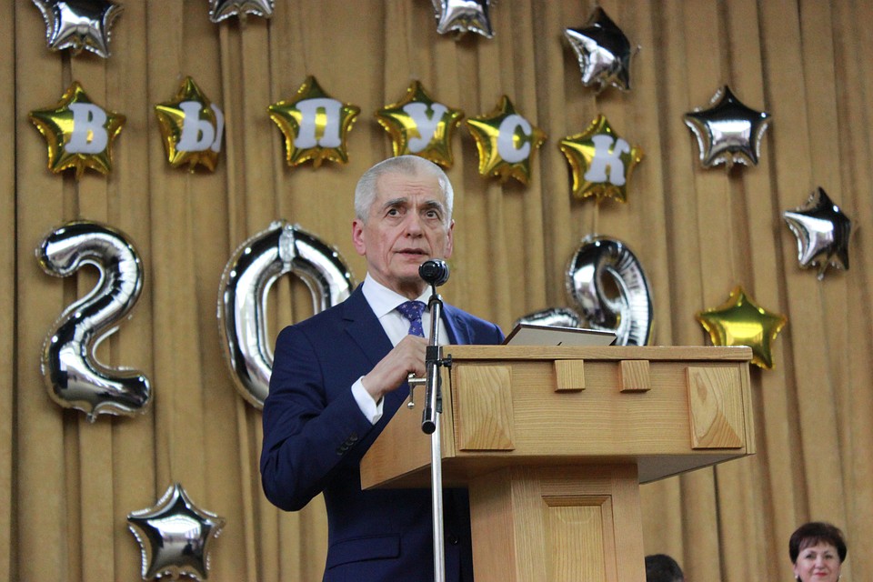 Геннадий Онищенко пожелал выпускникам - удачи Фото: Никита МАКАРЕНКОВ, Павел ХАНАРИН