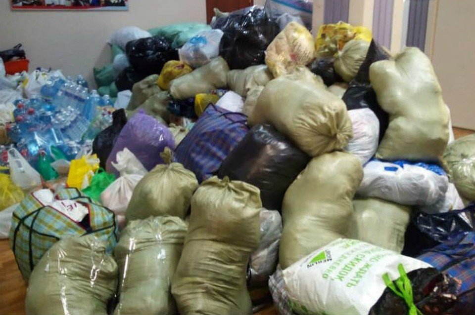 Нужно помогать в сортировке и погрузке воды, продуктов, вещей для пострадавших от паводка районов. Фото: официальный аккаунт Сергея Сокола в Facebook/