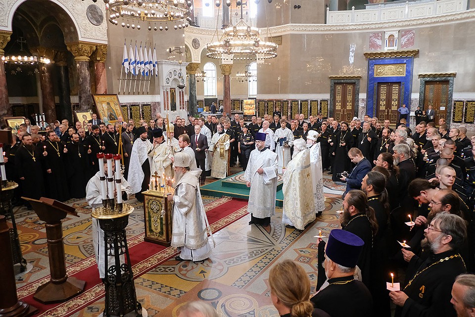 Панихиду по погибшим на подлодке АС-31 отслужили больше 100 священников. Фото: Артем КИЛЬКИН