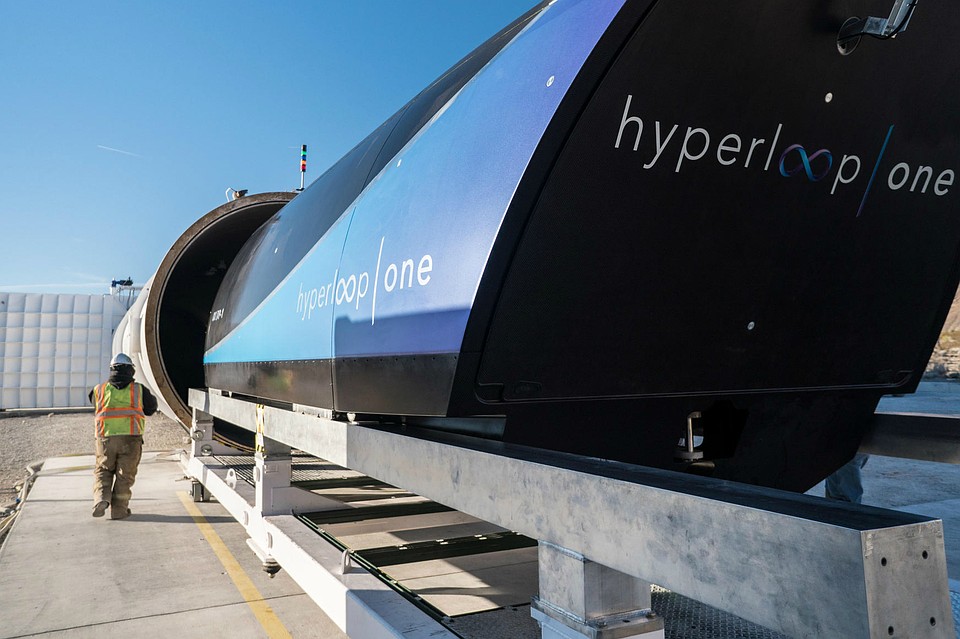 Капсулы рассчитаны на 28 или 40 человек. Фото: hyperloop-one.com