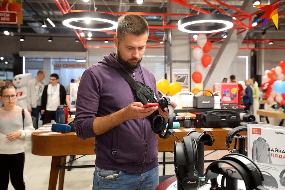 Для любителей музыки в «5 элементе» специальная секция с наушниками и колонками. Фото: Святослав ЗОРКИЙ