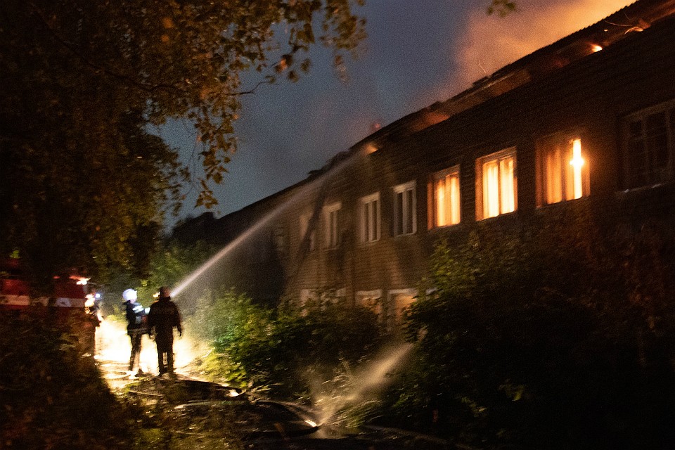Пожарные не дали огню разрастись. Фото: Константин ЛОЖЕНИЦЫН, «Любительская метеорология в Кирове»