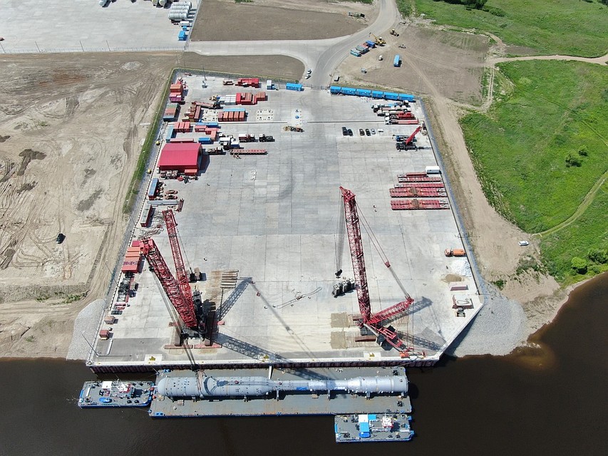 Разгрузка колонны деметанизатора на причале Амурского ГПЗ - ООО "Газпром переработка Благовещенск"