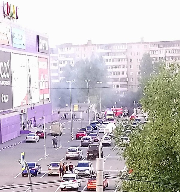 К месту пожара стянулись пожарные машины. Фото: Юлия Зайнуллина