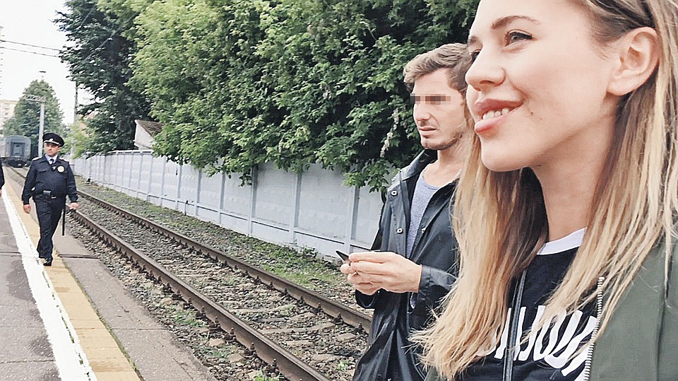Этого молодого человека часто видят рядом с Пугачевой. Был он недавно и на Рижском вокзале Москвы. Артистка называет парня маньяком и старается держаться от него подальше.