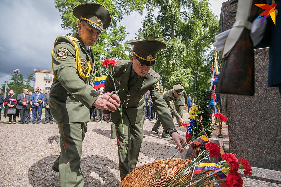Возложение цветов в честь 208-й годовщины провозглашения независимости Венесуэлы. Фото: Павел МАРТИНЧИК