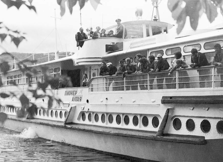 В 1968 году корабль впервые вышел в рейс на Телецком озере.