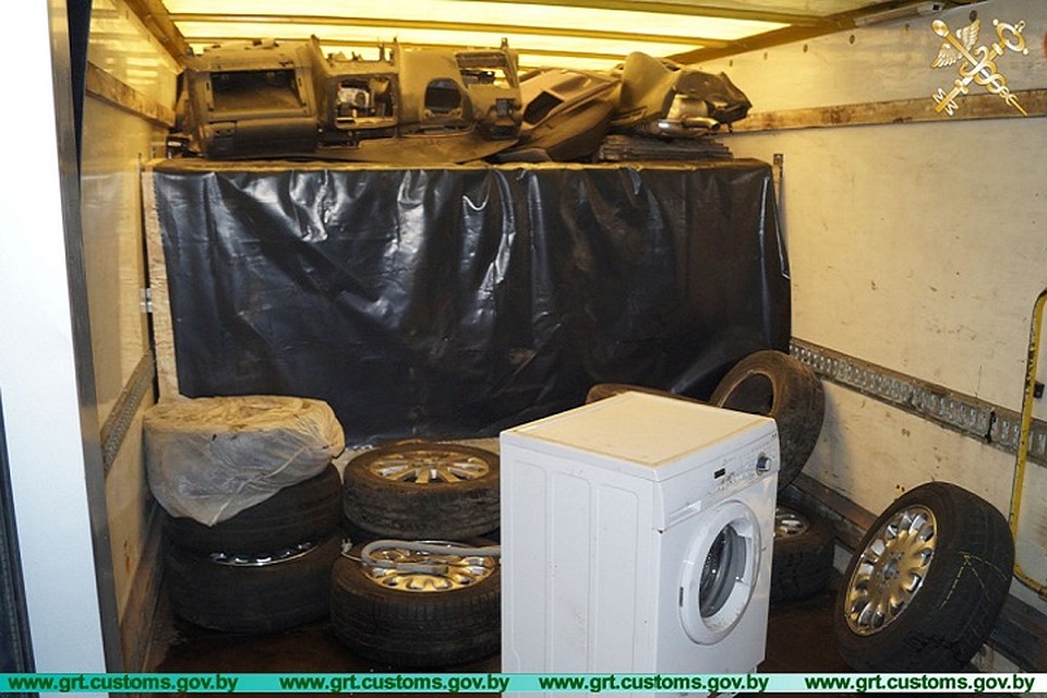 Бэушные детали маскировали тайники с легковушками. Фото: customs.gov.by.